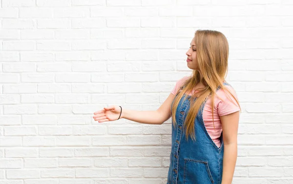 Giovane Donna Bionda Sorridente Saluta Offre Una Stretta Mano Concludere — Foto Stock