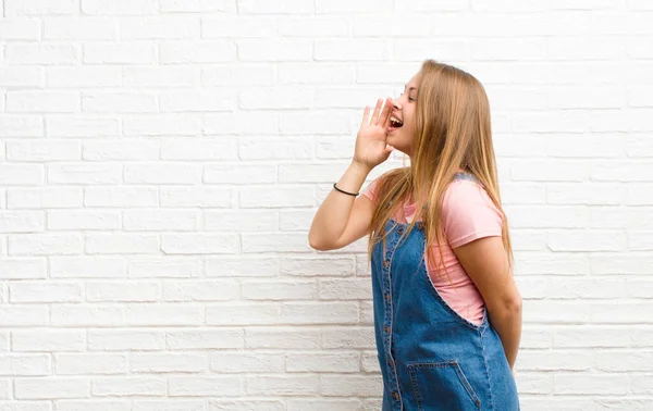 Genç Sarışın Kadın Profili Mutlu Heyecanlı Görünüyor Bağırıyor Duvardaki Boşluğu — Stok fotoğraf