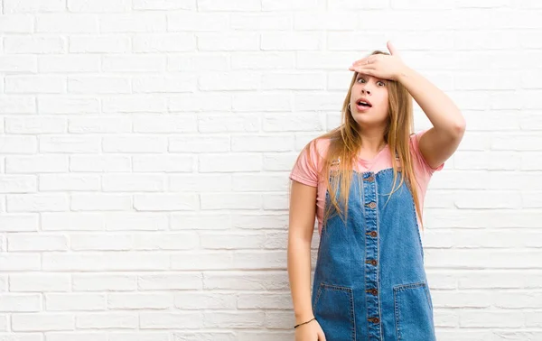 Jonge Blonde Vrouw Panikeren Een Vergeten Deadline Gevoel Van Stress — Stockfoto