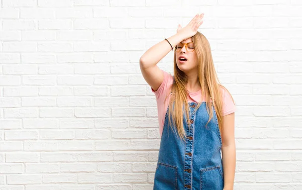 Young Blonde Woman Raising Palm Forehead Thinking Oops Making Stupid — Stok fotoğraf