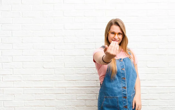 Giovane Donna Bionda Sentirsi Felice Successo Fiducioso Fronte Una Sfida — Foto Stock