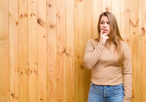 Jong Blond Vrouw Met Verrast Nerveus Bezorgd Bang Blik Kijken — Stockfoto