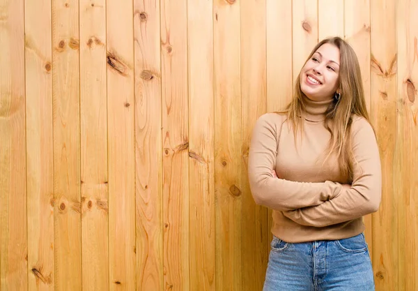 Mladá Blondýnka Pocit Štěstí Hrdosti Naděje Zvědavost Nebo Myšlení Vzhlíží — Stock fotografie