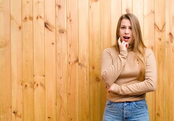 Giovane Donna Bionda Bocca Aperta Stato Shock Incredulità Con Mano — Foto Stock