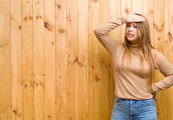 Ung Blond Kvinna Får Panik Över Bortglömd Deadline Känner Sig — Stockfoto