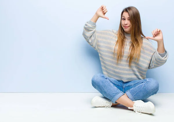 Jonge Blonde Vrouw Gevoel Trots Arrogant Zelfverzekerd Zoek Tevreden Succesvol — Stockfoto