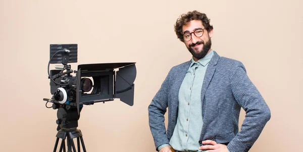 Apresentador Televisão Sorrindo Alegremente Com Uma Mão Quadril Confiante Atitude — Fotografia de Stock