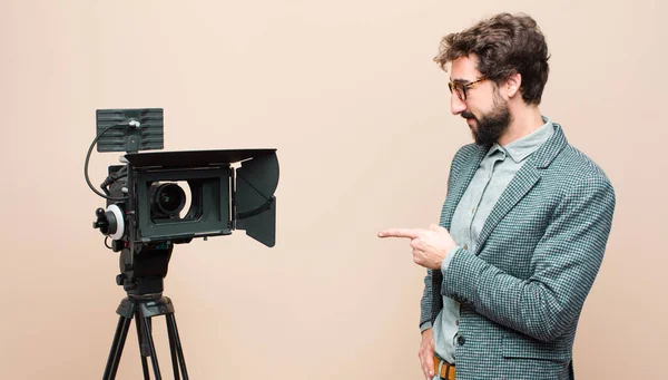 Televisie Presentator Wijzen Naar Camera Met Een Tevreden Zelfverzekerde Vriendelijke — Stockfoto