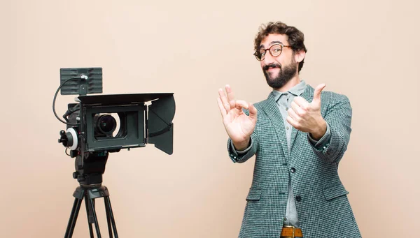 Apresentador Televisão Sentindo Feliz Surpreso Satisfeito Surpreso Mostrando Polegares Até — Fotografia de Stock