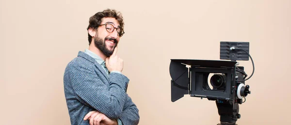 Presentatore Televisivo Sorridente Con Una Felice Espressione Fiduciosa Con Mano — Foto Stock