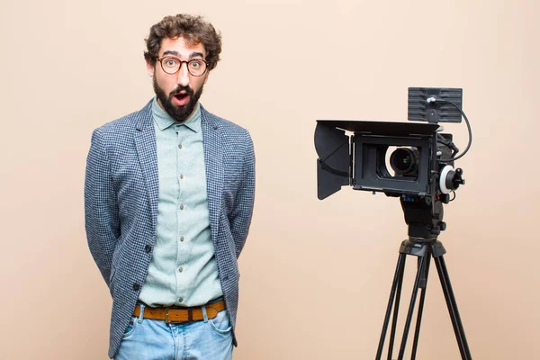 Televisie Presentator Kijken Zeer Geschokt Verrast Staren Met Open Mond — Stockfoto