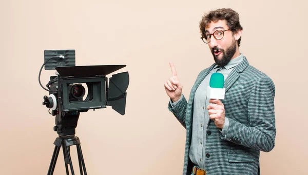 Presentatore Televisivo Sorridente Con Orgoglio Fiducia Rendendo Numero Uno Posa — Foto Stock