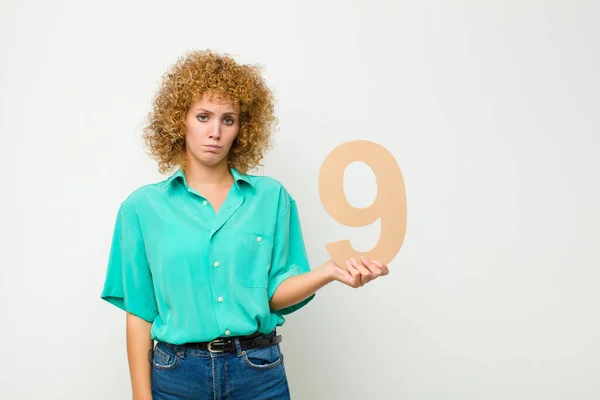 Jovem Bonita Afro Mulher Triste Deprimido Infeliz Segurando Número — Fotografia de Stock