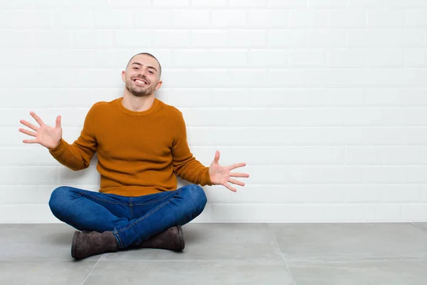 Junger Gutaussehender Mann Der Glücklich Arrogant Stolz Und Selbstzufrieden Aussieht — Stockfoto