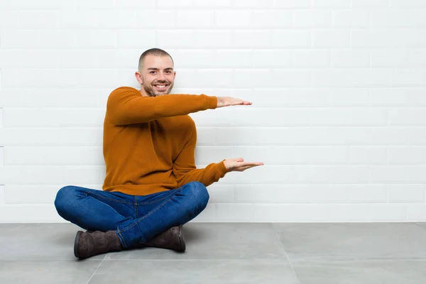 Jonge Knappe Man Die Lacht Zich Gelukkig Positief Tevreden Voelt — Stockfoto