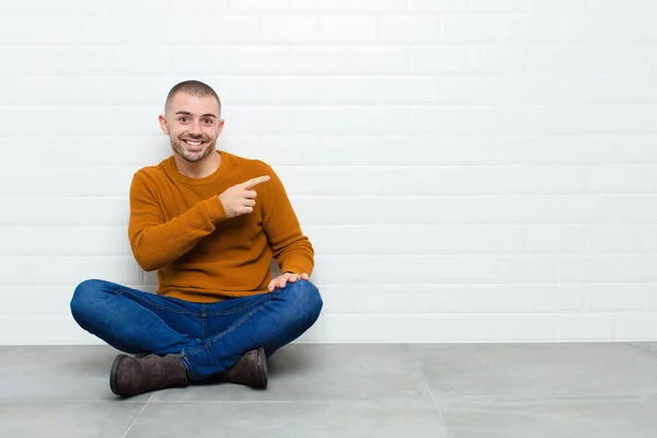 Jonge Knappe Man Kijkt Opgewonden Verrast Wijzen Naar Zijkant Omhoog — Stockfoto