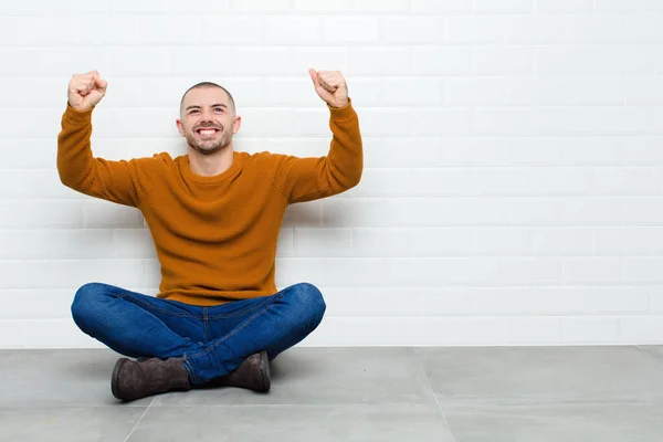 Jovem Bonito Homem Gritando Triunfalmente Parecendo Animado Feliz Surpreso Vencedor — Fotografia de Stock