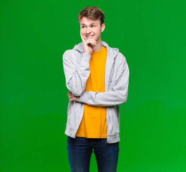 Genç sarışın adam kroma anahtar duvarına karşı.