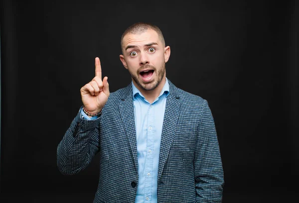 Joven Empresario Sintiéndose Como Genio Feliz Emocionado Después Darse Cuenta — Foto de Stock