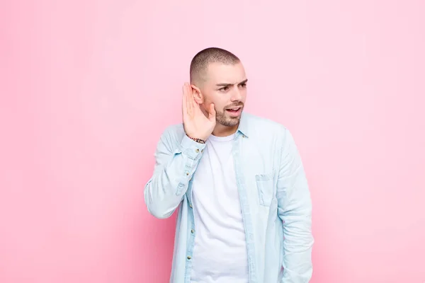 Joven Guapo Hombre Mirando Serio Curioso Escuchando Tratando Escuchar Una — Foto de Stock