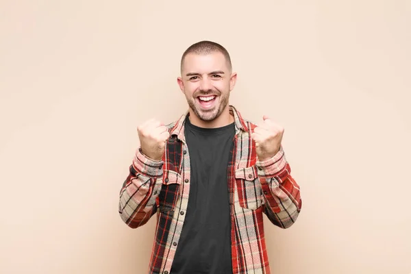 Joven Hombre Guapo Gritando Triunfalmente Riendo Sintiéndose Feliz Emocionado Mientras — Foto de Stock