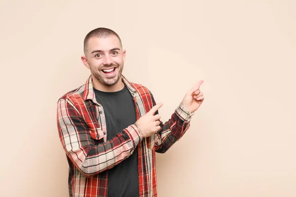 Joven Hombre Guapo Sintiéndose Alegre Sorprendido Sonriendo Con Una Expresión — Foto de Stock