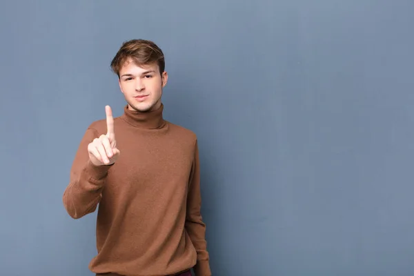 Junger Blonder Mann Lächelt Und Sieht Freundlich Aus Zeigt Nummer — Stockfoto