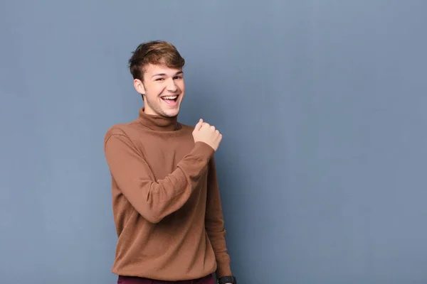 Ung Blond Man Känner Sig Glad Positiv Och Framgångsrik Motiverad — Stockfoto