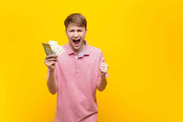 Jonge Blonde Man Met Dollarbiljetten — Stockfoto