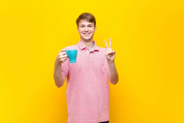 Jonge Blonde Man Met Een Kopje Koffie — Stockfoto