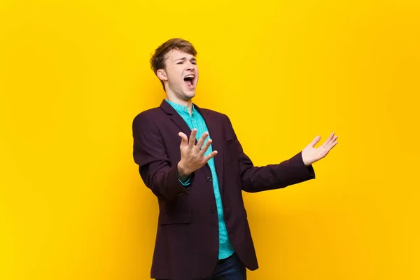 Joven Hombre Rubio Realizando Ópera Cantando Concierto Espectáculo Sintiéndose Romántico — Foto de Stock