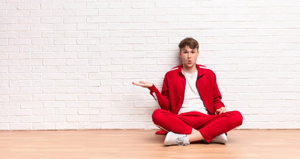 Joven Hombre Rubio Mirando Sorprendido Sorprendido Con Mandíbula Caída Sosteniendo — Foto de Stock