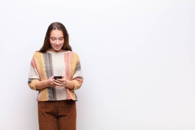 Genç sarışın güzel kız elinde akıllı telefon tutuyor.