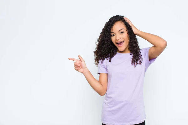 Genç Siyah Kadın Gülüyor Mutlu Pozitif Şaşırmış Görünüyor Beyaz Duvara — Stok fotoğraf