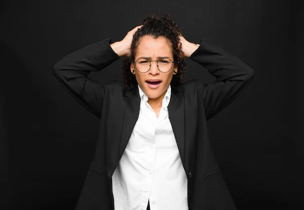 Jonge Zwarte Vrouw Voelt Zich Gestrest Bezorgd Angstig Bang Met — Stockfoto