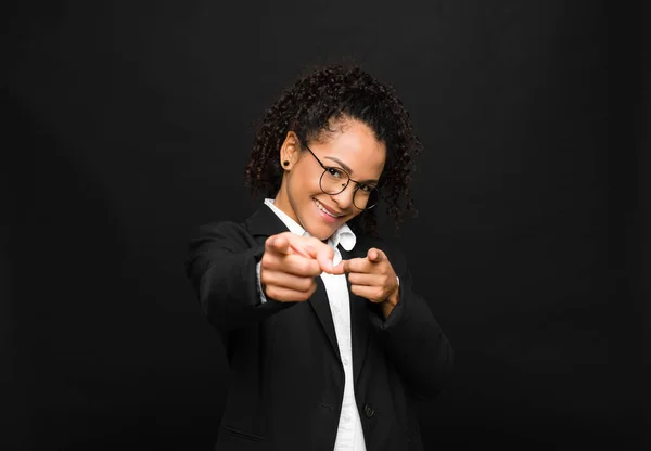 Молодая Черная Женщина Чувствует Себя Счастливой Прохладной Довольной Расслабленной Успешной — стоковое фото
