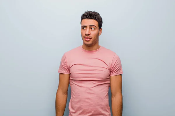 Genç Arap Adam Endişeli Stresli Endişeli Korkmuş Görünüyor Panikliyor Gri — Stok fotoğraf
