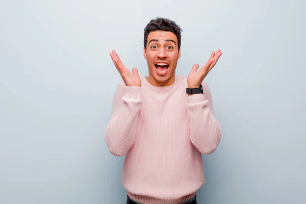 Jonge Arabische Man Zich Geschokt Opgewonden Voelen Lachen Verbaasd Gelukkig — Stockfoto