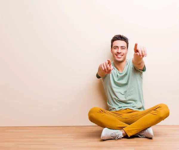 Jovem Árabe Sentindo Feliz Confiante Apontando Para Câmera Com Duas — Fotografia de Stock