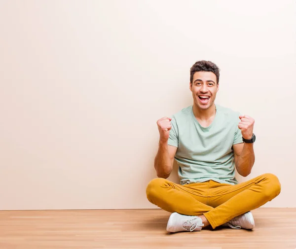 Jovem Árabe Sentindo Chocado Animado Feliz Rindo Celebrando Sucesso Dizendo — Fotografia de Stock