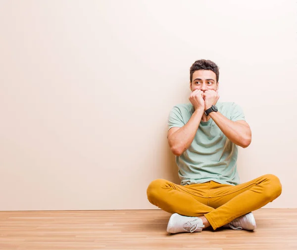 Jeune Homme Arabe Regardant Inquiet Anxieux Stressé Effrayé Les Ongles — Photo