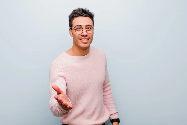 Jonge Arabische Man Glimlachend Zoek Naar Gelukkig Zelfverzekerd Vriendelijk Het — Stockfoto