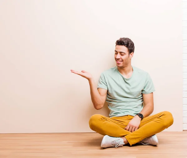 Joven Árabe Sintiéndose Feliz Sonriendo Casualmente Mirando Objeto Concepto Sostenido — Foto de Stock