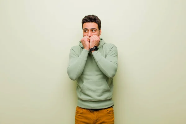 Jovem Homem Árabe Olhando Preocupado Ansioso Estressado Com Medo Mordendo — Fotografia de Stock