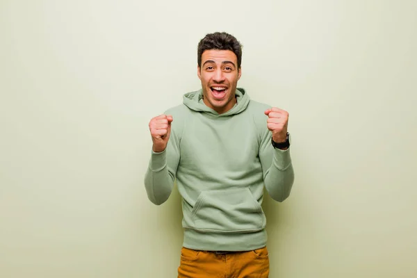 Mladý Arabský Muž Cítí Šokovaný Vzrušený Šťastný Směje Oslavuje Úspěch — Stock fotografie