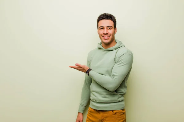 Νεαρός Άραβας Άνδρας Χαμογελά Χαρούμενα Αισθάνεται Χαρούμενος Και Δείχνει Μια — Φωτογραφία Αρχείου