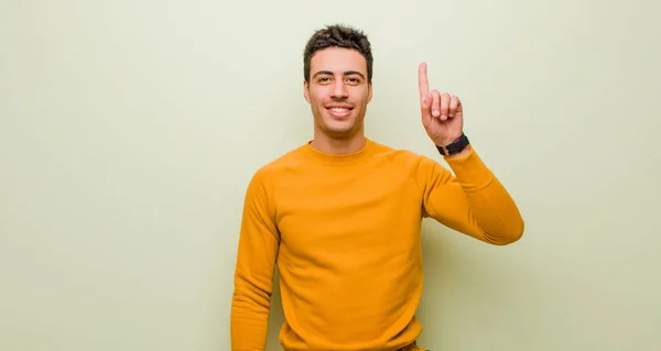 Junger Arabischer Mann Lächelt Fröhlich Und Glücklich Und Zeigt Mit — Stockfoto