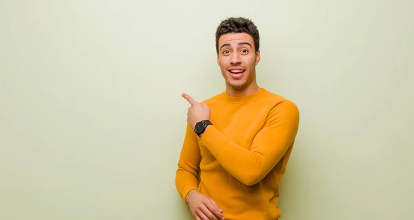 Mladý Arabský Muž Vypadá Vzrušeně Překvapeně Ukazuje Stranu Nahoru Kopírovat — Stock fotografie