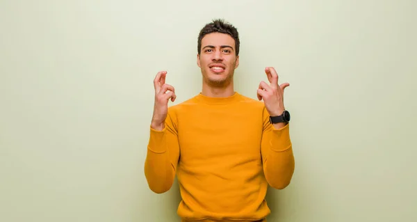 Hombre Árabe Joven Cruzando Los Dedos Ansiosamente Esperando Buena Suerte — Foto de Stock