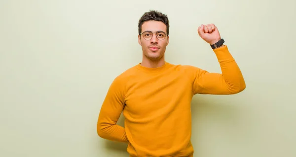 Joven Árabe Sintiéndose Serio Fuerte Rebelde Levantando Puño Protestando Luchando —  Fotos de Stock